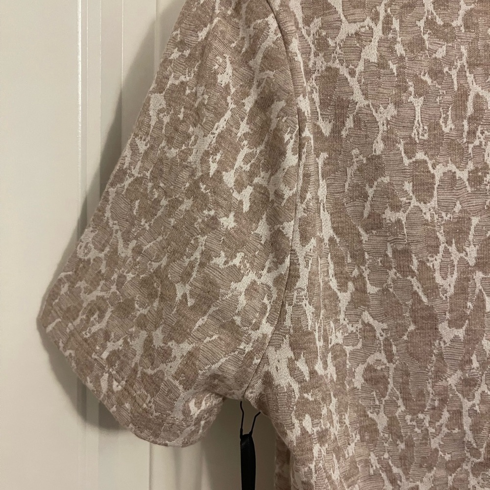 NWT SIMPLY VERA VERAWANG SHORT SLEEVE TEE  cream, tan camo/animal allover‎ print - Picture 5 of 7